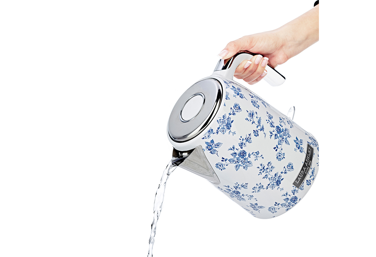 Απεικονίζεται χέρι που σερβίρει νερό από τον βραστήρα.